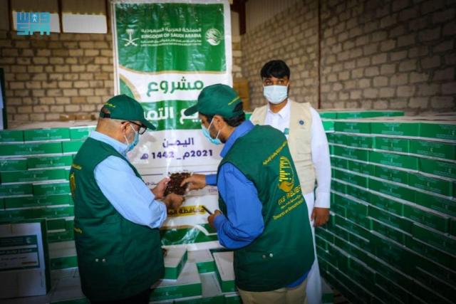 سلمان للاغاثة يدشن الدفعة الرابعة من مشروعي توزيع التمور بالمهرة وتوزيع السلال الرمضانية في تشاد 