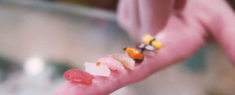 في حجم حبة الأرز.. مطعم ياباني يصنع أصغر سوشي بالعالم