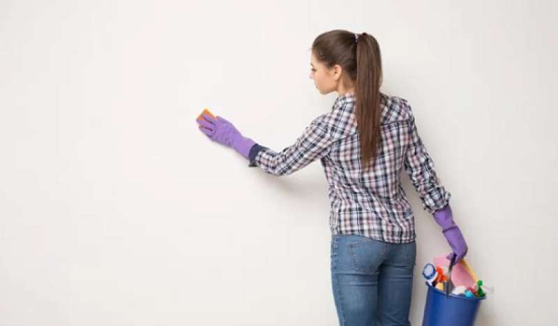 الأستيكة والبيكنج صودا.. وصفات طبيعية لتنظيف حوائط منزلك