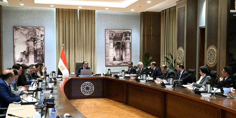 رئيس الوزراء خلال لقائه مع أعضاء مجلس أمناء الحوار الوطني