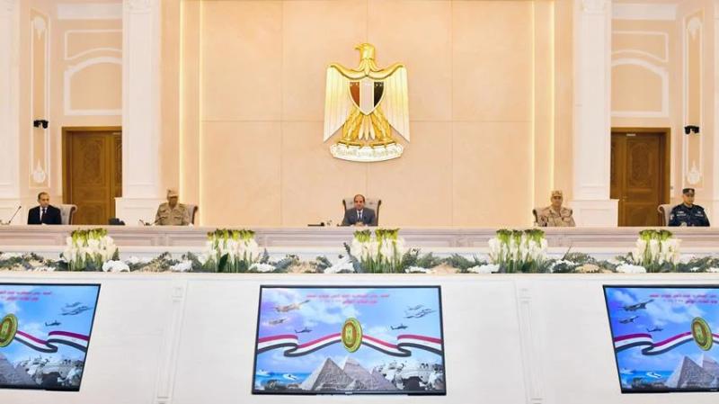 الرئيس عبدالفتاح السيسي يجتمع بوزير الدفاع ورئيس أركان حرب القوات المسلحة وعدد من قادة القوات المسلحة