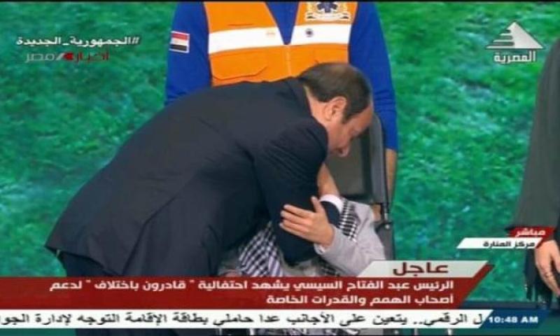 الرئيس السيسي يحتضن الطفل الفلسطيني