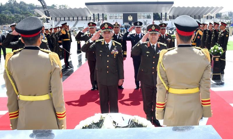 وزير الدفاع يضع  إكليل الزهور على النصب التذكارى لشهداء القوات المسلحة