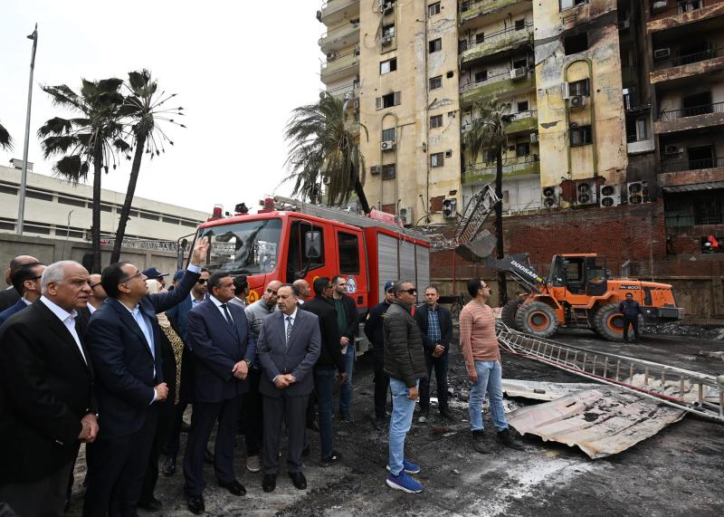 رئيس الوزراء خلال زيارته موقع حريق العمرانية: سنتحمل التكلفة والأهالي لا ذنب لهم