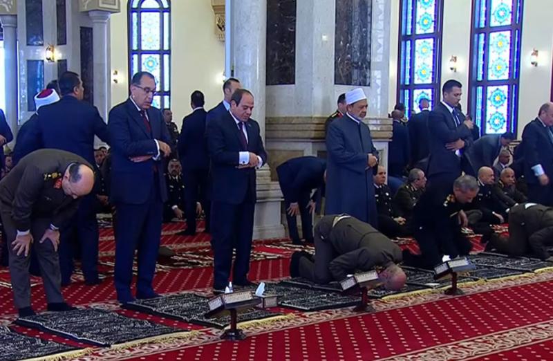 الرئيس السيسي يؤدي صلاة الجمعة بمسجد المشير طنطاوي بمناسبة ذكرى انتصارات العاشر من رمضان