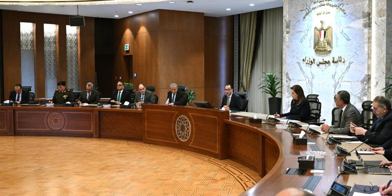 رئيس الوزراء يعقد اجتماعًا تحضيريًا بشأن الاجتماع الثاني للمجلس الأعلى للاستثمار برئاسة رئيس الجمهورية