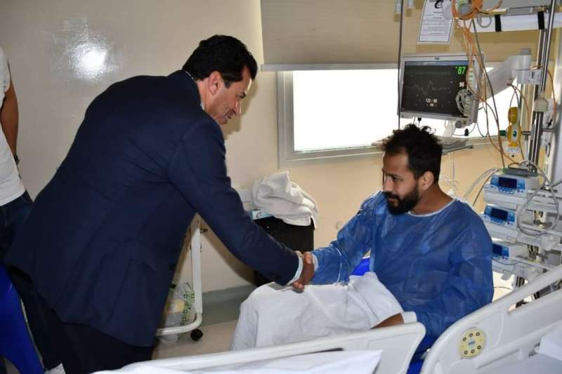 كواليس زيارة وزير الرياضة للاعب أحمد رفعت بمستشفى وادى النيل  للاطمئنان على حالته الصحية