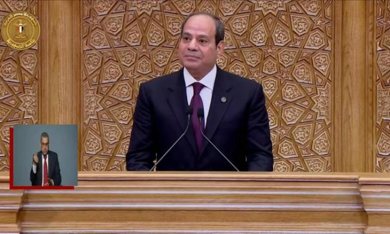 الرئيس السيسي: نعمل على تحويل مصر إلى مركز إقليمي للنقل والطاقة الجديدة والمتجددة