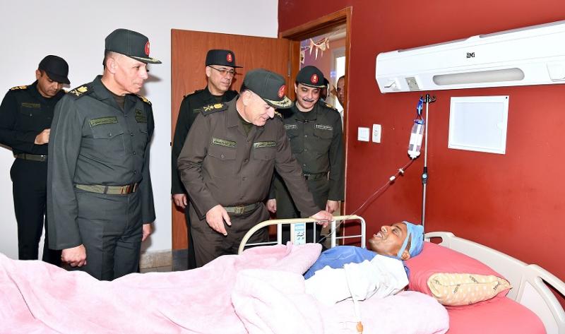 الفريق أسامة عسكر رئيس أركان حرب القوات المسلحة يزور عدد من المصابين بمستشفى القوات المسلحة