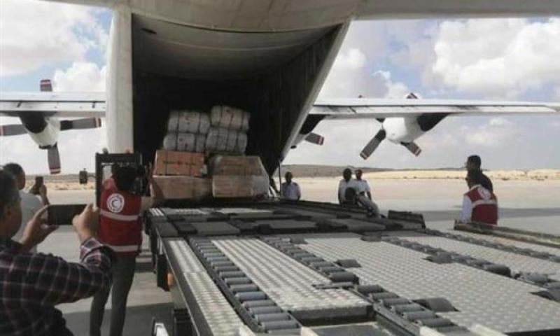 مطار العريش يستقبل طائرة مساعدات إماراتية لصالح الفلسطينيين بقطاع غزة