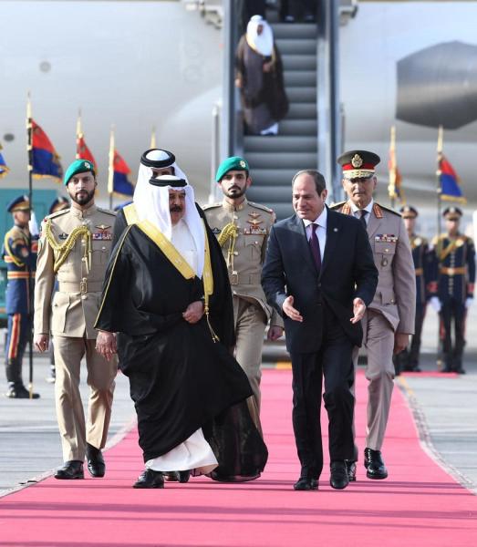 الرئيس السيسي يستقبل عاهل البحرين في مطار القاهرة الدولي