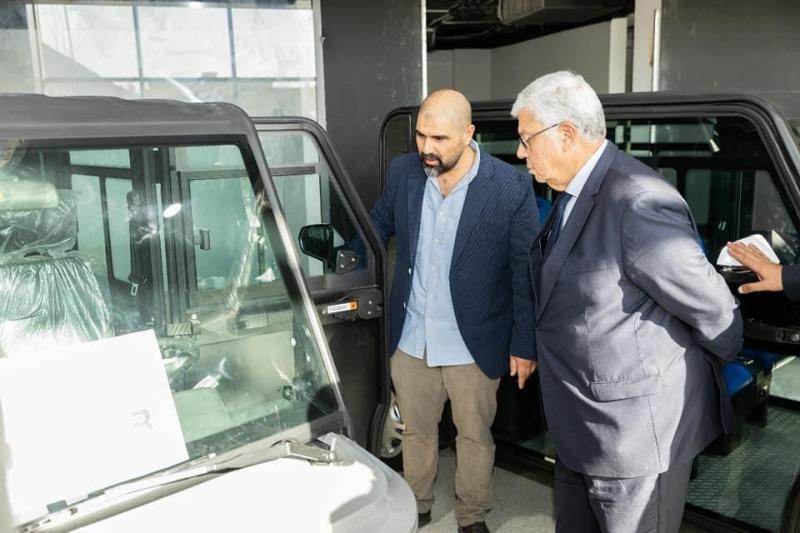 وزير التعليم العالي يبحث بالتعاون مع شركة ”متجر” لصناعة السيارات الكهربائية في مصر